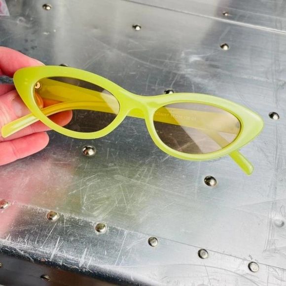 COPY - COPY - Funky cat eye sunglasses green frame - Picture 2 of 4